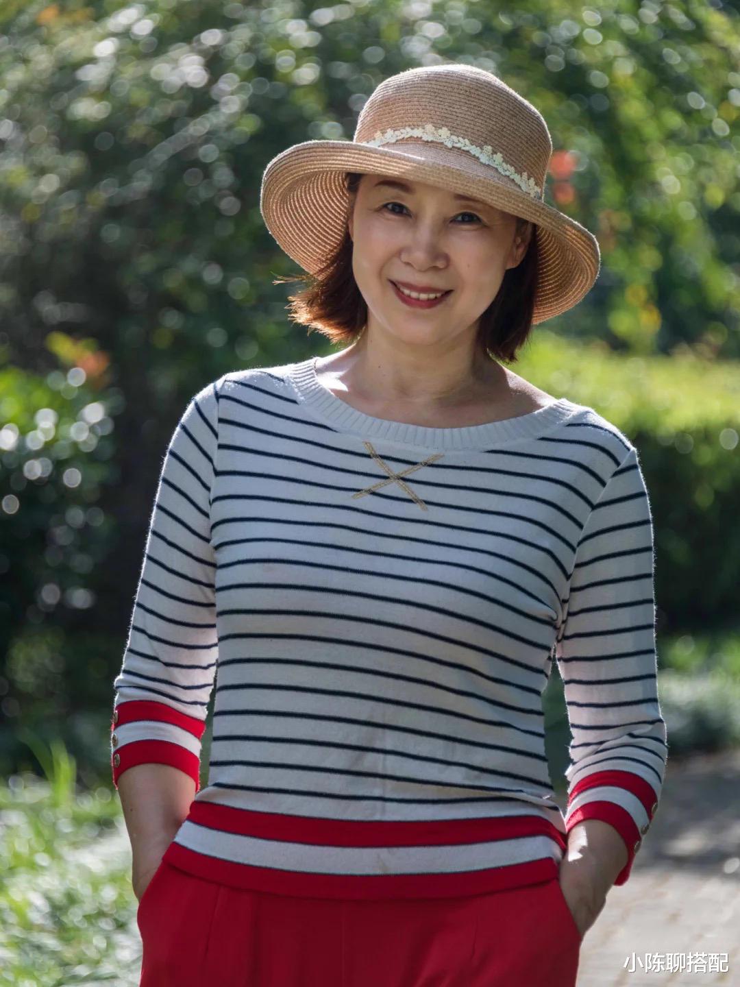 小陈聊搭配|65岁依旧保持少女感，这位奶奶的搭配太显年轻了，简单舒适还优雅