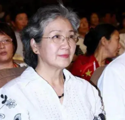 张艺谋|被张艺谋求着演的女配角，长相普通年纪大，还敢在剧本上加台词