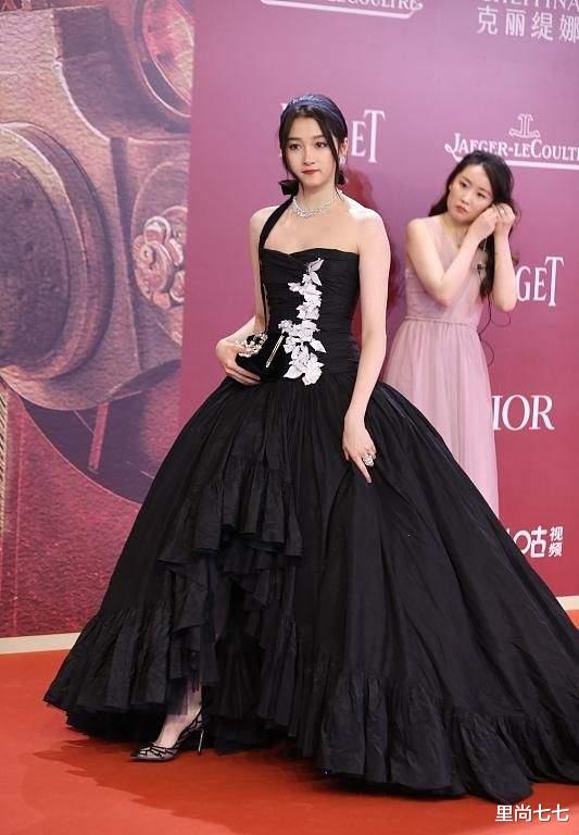 关晓彤|上影节红毯，殷桃高调秀性感，张子枫水桶腰抢镜，关晓彤又失手