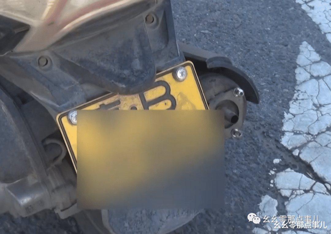 幺幺零那点事儿 摩托骑手闯四环，耳机一戴骑得欢！两耳不闻警笛声，北京交警无语