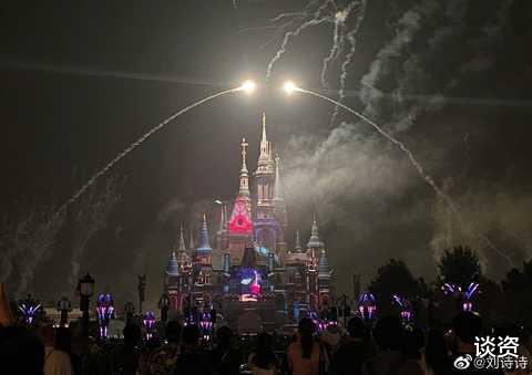 吴奇隆|刘诗诗游迪士尼，穿粉衣戴米奇发箍少女感满满，被吴奇隆宠成公主