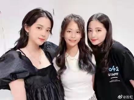 加菲猫说时尚|翁虹一家三口罕合体！13岁女儿素颜艳压欧阳娜娜姐俩，欧美感十足