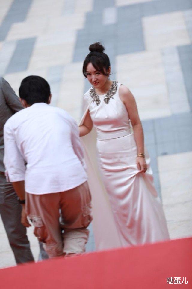 杨钰莹|杨钰莹坦言没长过皱纹，之前农村商演的生图，一看就是老大妈！