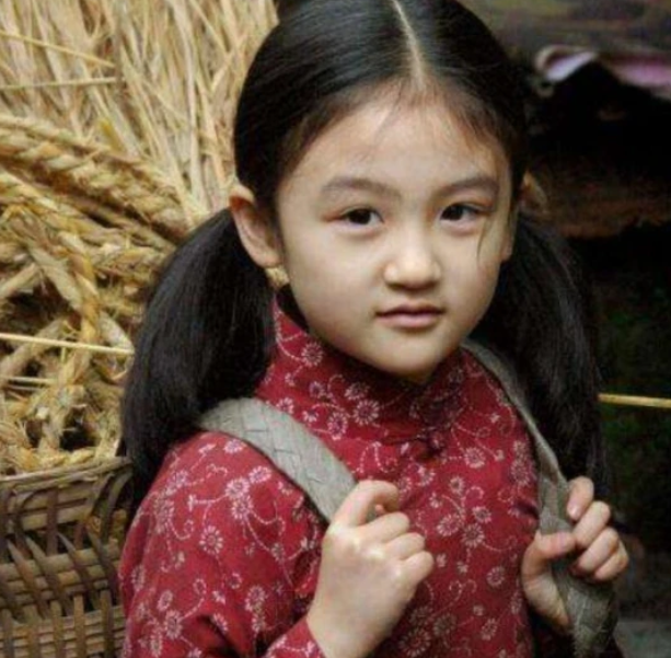 成龙|她6岁被成龙抱着上春晚，14岁却因长相被吐槽，今现状打脸网友