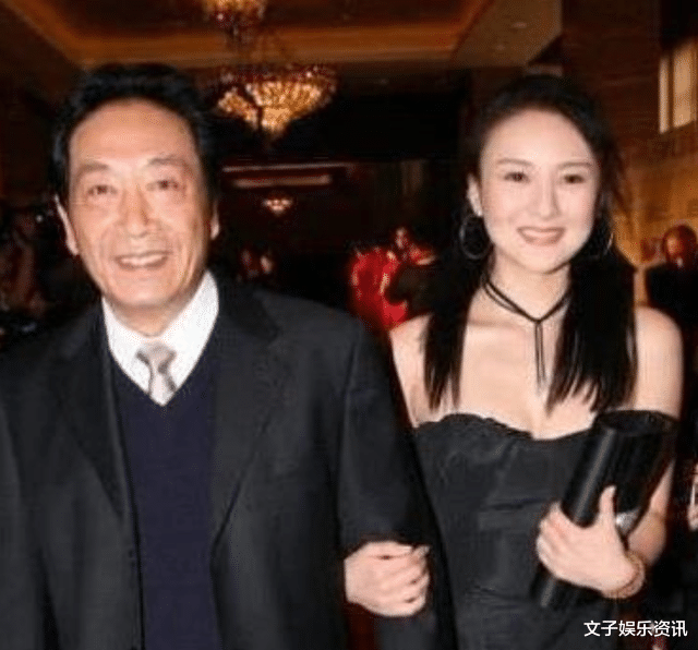 王奎荣|36岁女星嫁73岁老戏骨，生下二子，自己浓妆艳抹丈夫满脸疲惫