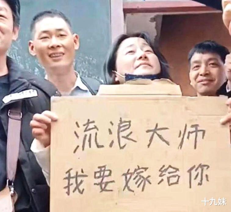 流浪大师|放过他吧,被推上流量之巅的拉面哥,不过是在重复另一个人的悲剧