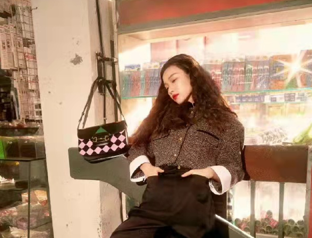 倪妮|倪妮真是Gucci心尖宠！新大片穿格纹西装烫羊毛卷玩复古，女人味十足