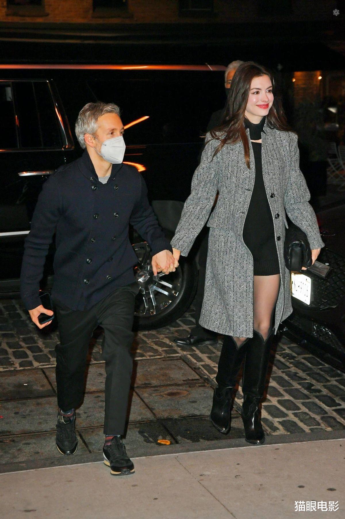 李小冉|39岁安妮海瑟薇与丈夫牵手现身，穿丝袜身材绝，比丈夫高出半个头