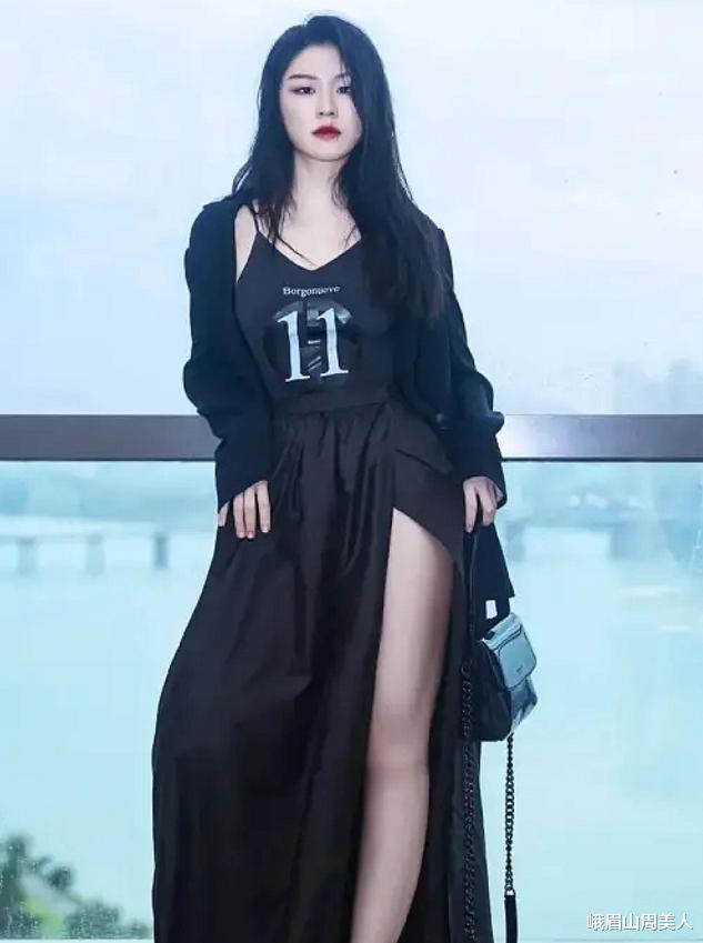 峨眉山周美人|?金靖成“微胖典范”，无惧镜头大胆穿抹胸裙，身材丰满别有风味