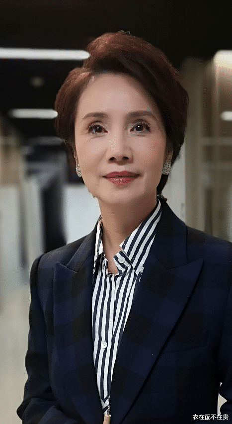 衣在配不在贵|央视主持人徐俐退休，60岁穿正装依旧气质不凡，优雅范儿令人羡慕