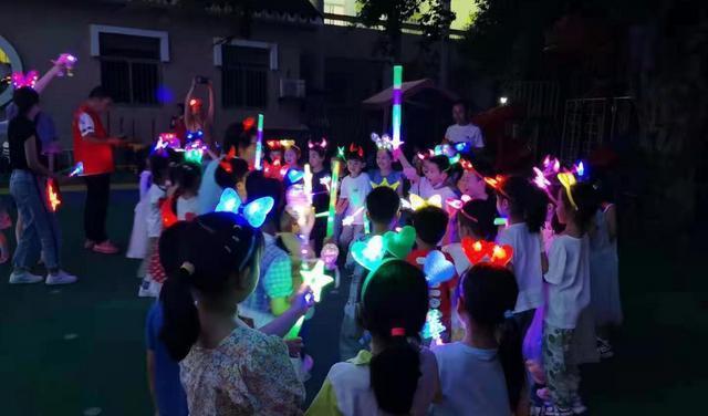 小雪妈妈育儿|幼儿园勇敢之夜嗨翻天,“硬核口号”走红网络,父母:那我走?