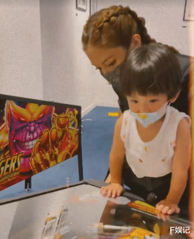 陈凯琳|陈凯琳带儿子出去游玩度过暑假 母子俩嘴对嘴亲吻很有爱