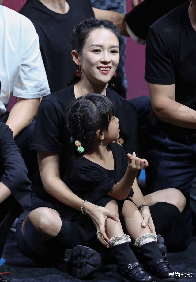 章子怡|汪峰携长女助阵章子怡！小苹果公开首秀超害羞，继母台上母爱爆棚