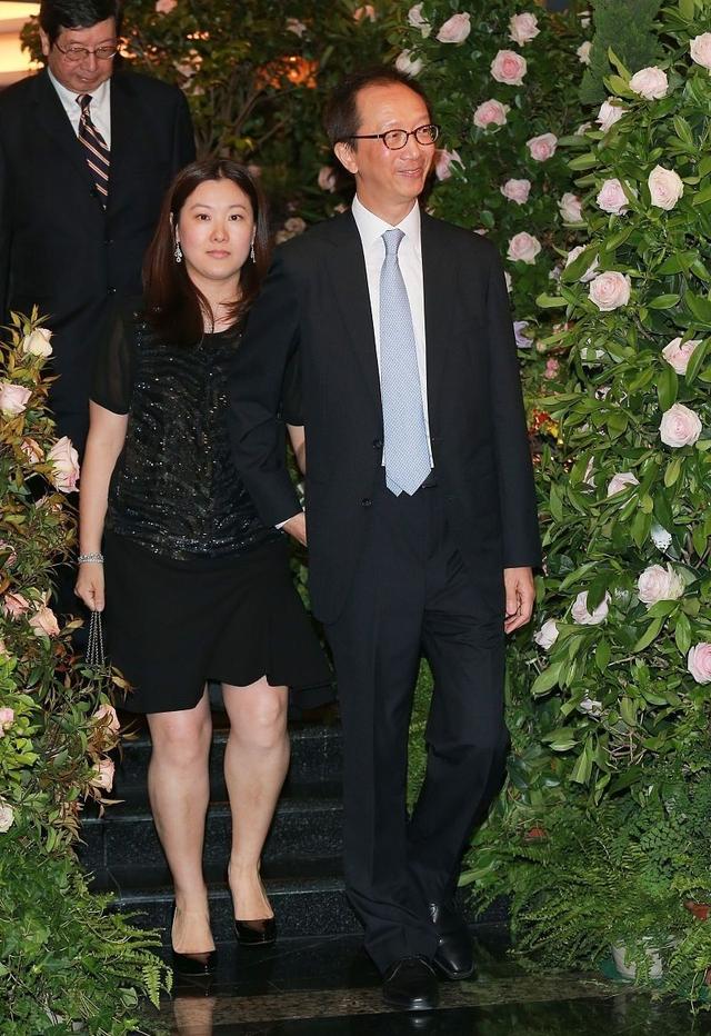 闲鱼有话说|伏明霞没逃过“中年发福”，穿小黑裙身材变圆润，一看就是阔太太