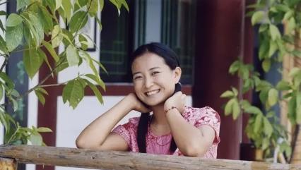 贾玲|她放弃大学和婚礼,全力照顾贾玲9年,贾玲成名后为她倾尽所有