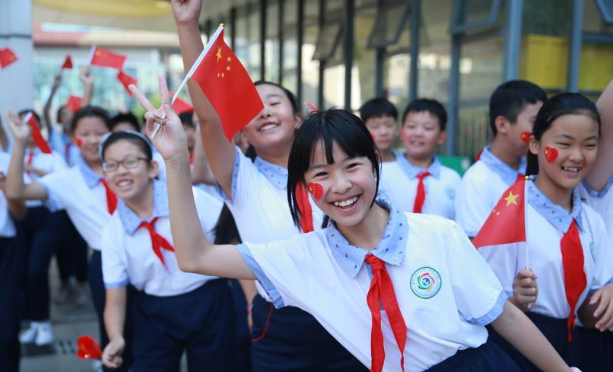 中小学|“我一个月工资就买一套校服？”小学生天价校服曝光，就长这样？