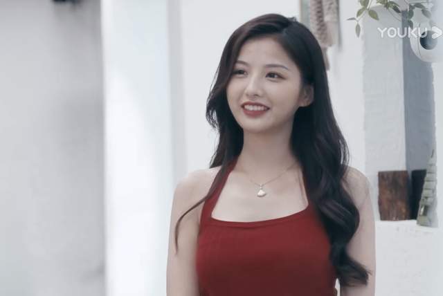 张艺兴|《我们恋爱吧》男二言谈间露富，女一桃花眼直男斩，神似蔡卓宜