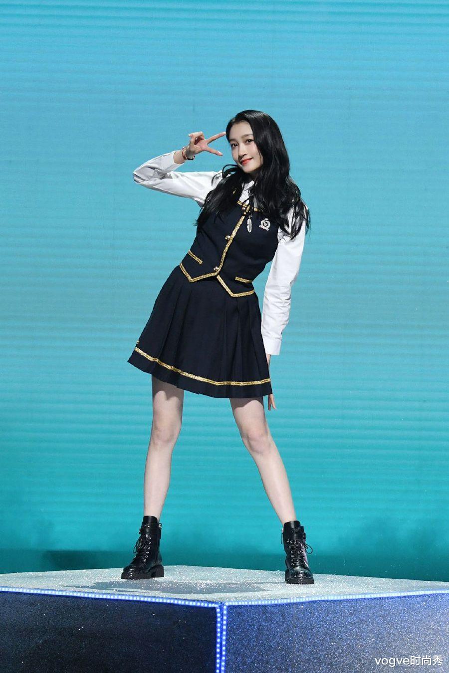 关晓彤|都在夸关晓彤素颜美，和华晨宇一起进入电梯后，确定身高172cm？