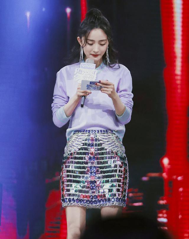 穿衣搭配|王琳终究是老了，短发搭齐膝裙显干练气质，但没P图的腿却很真实