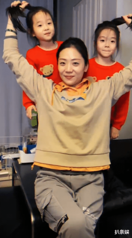 杨威|杨威晒4岁双胞胎女儿，感慨基因太强大，欢欢连眉毛都跟爸爸一样