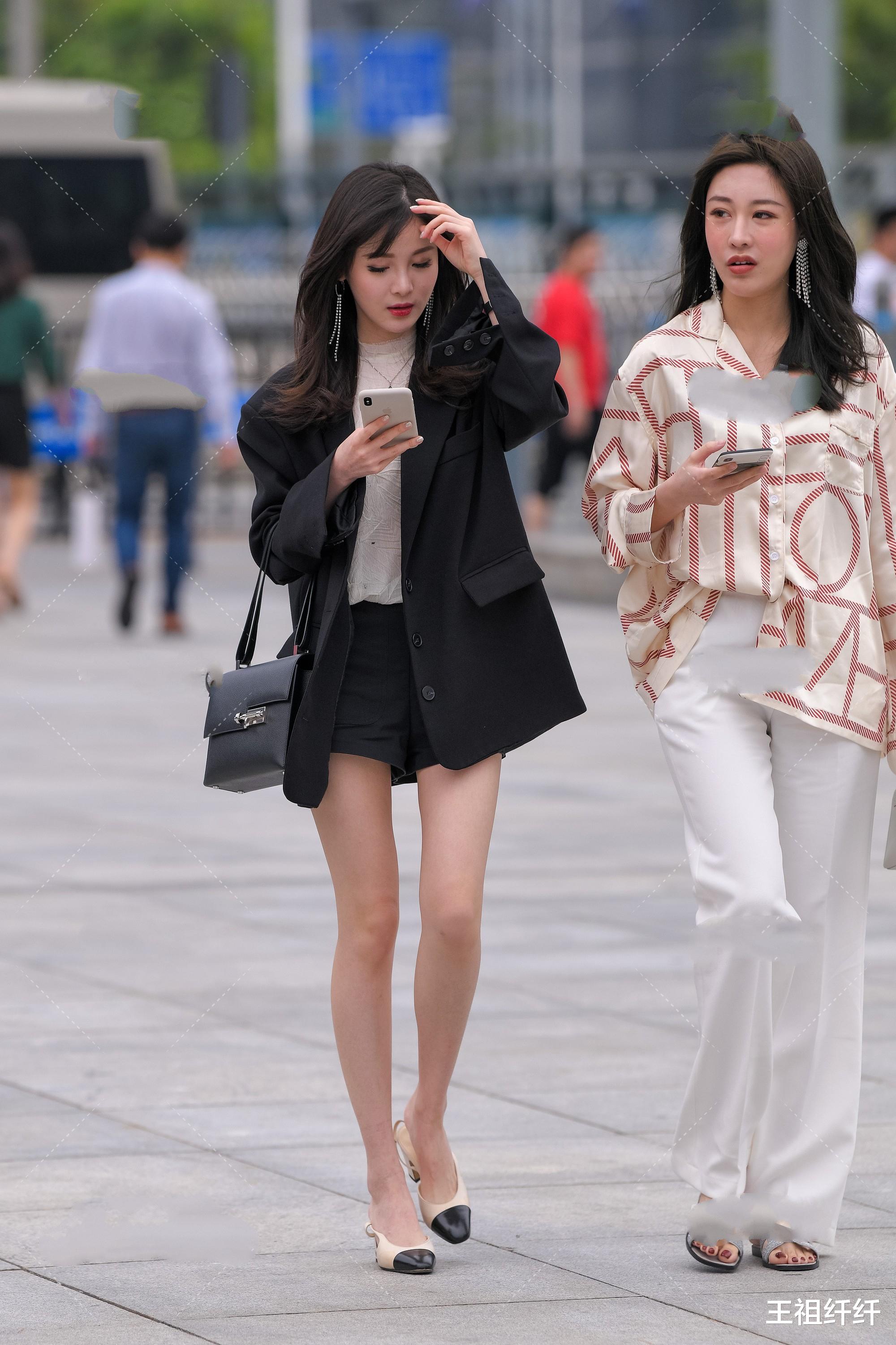 西装|黑色西装外套太过死板沉闷、添加几款配饰立马变得有魅力和活力