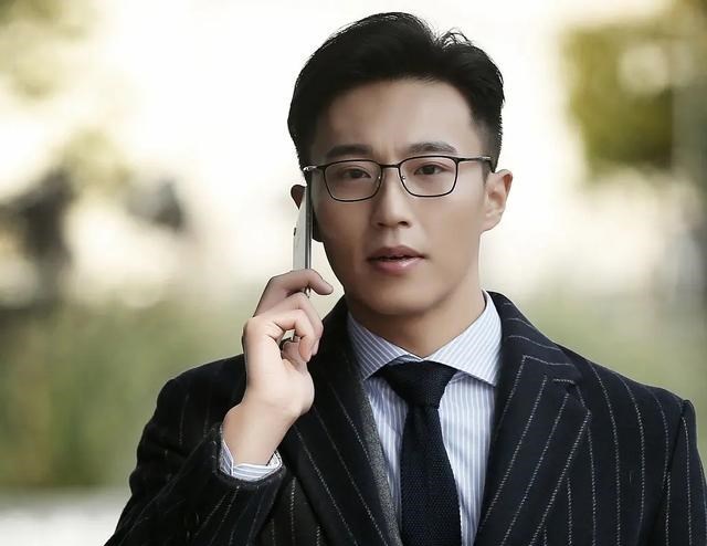 小陈有说 在《斛珠夫人》演杨幂哥哥，戏外却比她小三岁，还和吴京演过战狼