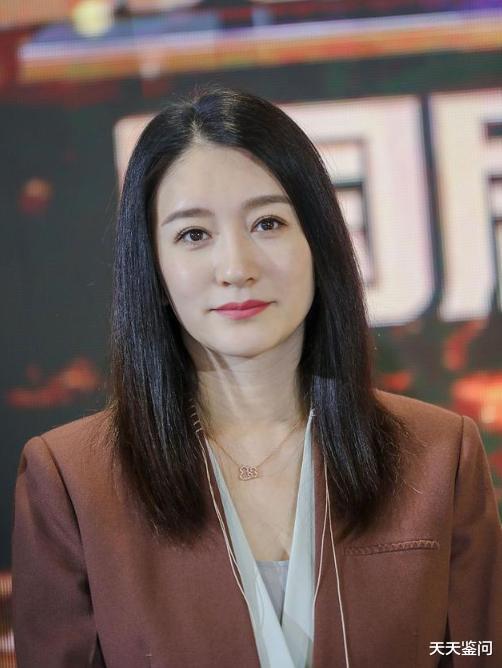 李小冉|44岁的李小冉，身材高挑气质优雅，网友：是吃了防腐剂吗