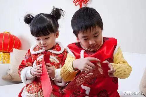 子芫伴你成长 奶奶给孙子1000红包,给孙女100,得知原因儿媳带女儿走了