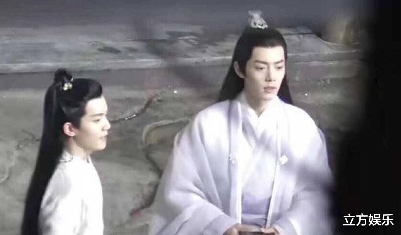 肖战|肖战拍《玉骨遥》难安生，收工不敢回酒店，与代拍斗智斗勇太心酸