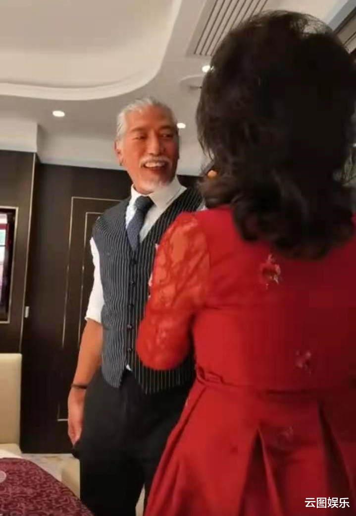 张耀扬|57岁张耀扬现身聚会，搂着富婆唱歌心情好，无名指戴戒指疑好事近