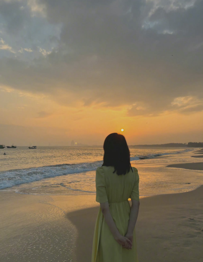 高圆圆|高圆圆分享海边氛围照：给陈珊打call到天涯海角，宣传新剧