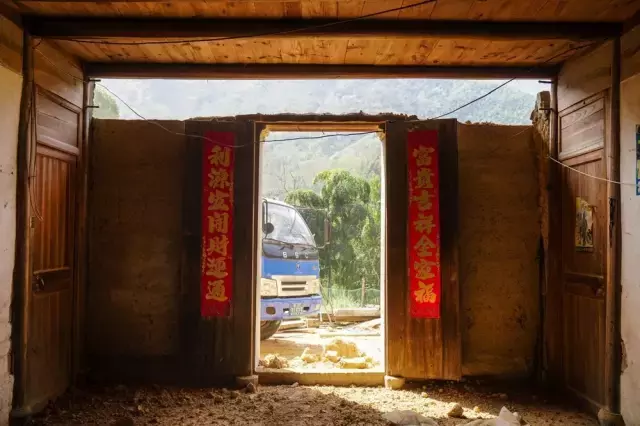 设计师回到乡村,花费480天将猪圈改造成别墅,躺在那就不想起!