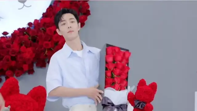 肖战|肖战出席直播活动，造型清爽似少年，秒登海外热搜人气不减