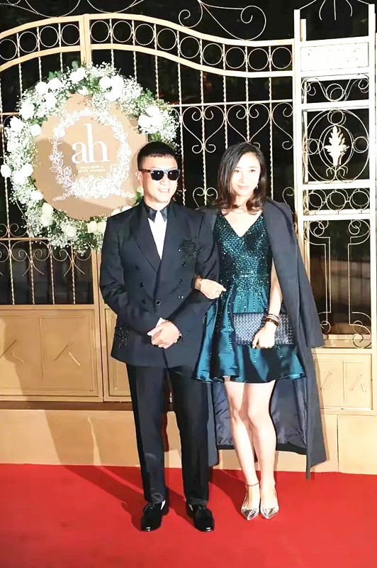 全球时尚号|孙红雷和小15岁娇妻同框，王骏迪穿短裙秀超模腿，不愧是郎才女貌