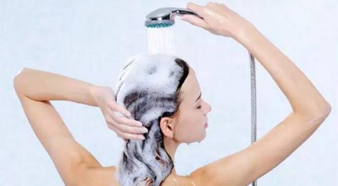洗发水|头发才打湿就涂洗发水，难怪头油严重还掉发，教你正确的洗发方法