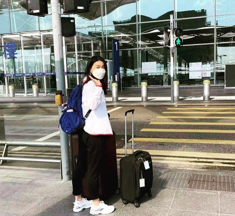 方脸妹说时尚|郭晶晶奥运追星成功!穿评委工作服忙合影摆爱心,跳水女王变迷妹