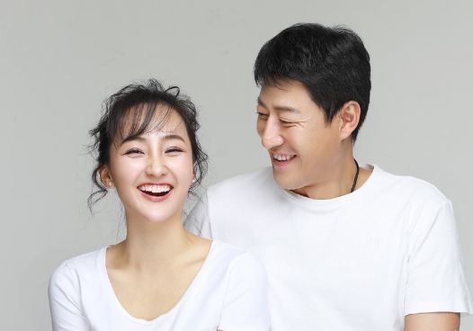 |46岁于震是女儿奴！紧抱孩子不撒手，二婚娶小13岁娇妻生3娃