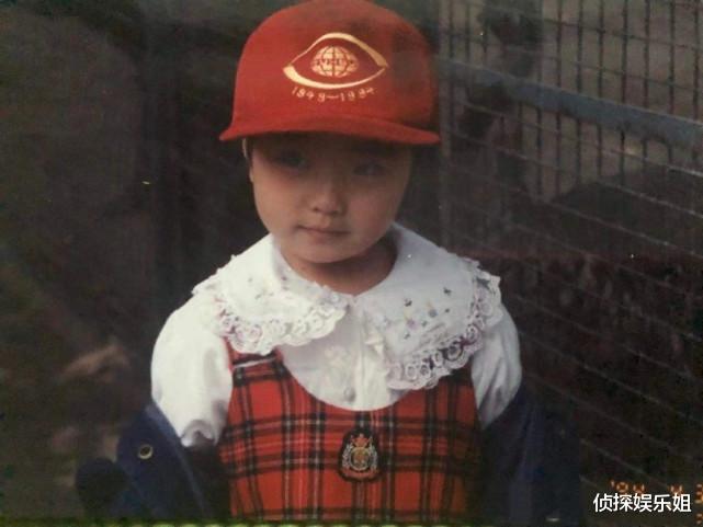 周扬青|周扬青晒儿时与爸妈合影，直面整容争议自侃从小到大长得毫无关联