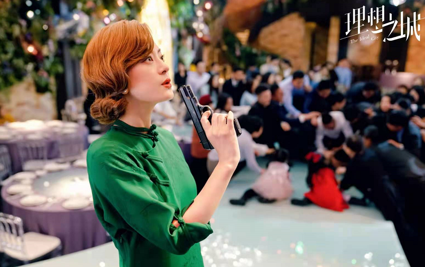 时尚风行派|孙俪女人味爆发！金发配开叉绿旗袍变冷艳特工，唇下痦子更添风情