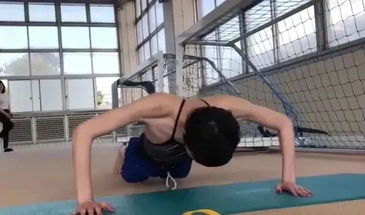 OK妈谈育儿|泪目,奥运冠军泳池边一个拥抱的背后……