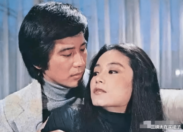 三姨太在买裙子 邓丽君林青霞“情敌”变闺蜜！这个女人做了什么？让林青霞都爱她