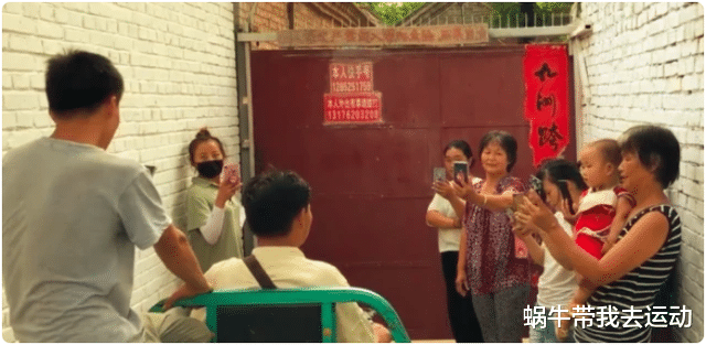 大门|大衣哥新豪宅竣工，两层洋房装饰豪华，红木家具上万元大门显奢侈