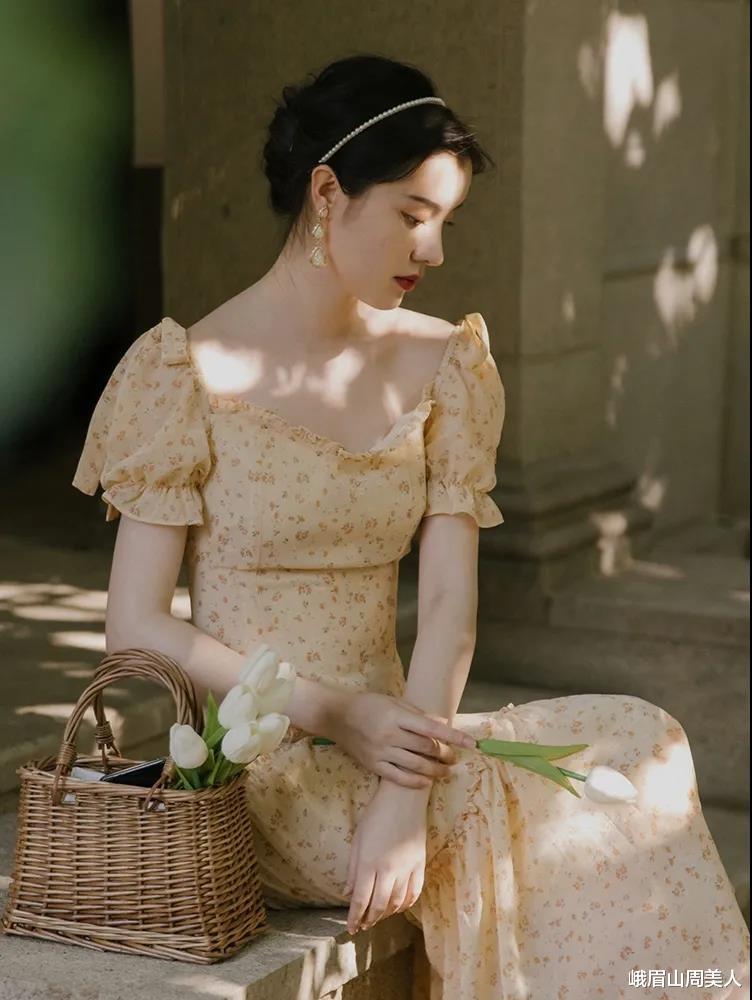 峨眉山周美人|别再穿百褶裙了,今夏流行的是“瘦瘦裙”,显瘦还减龄,谁穿谁美