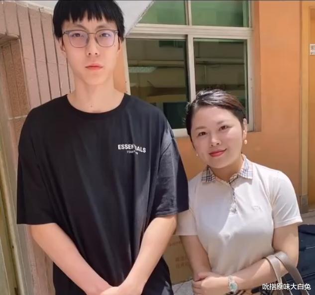 广东男篮|胡明轩在广东队赚了多少钱?电动车都靠美女送,妈妈是新疆队球迷