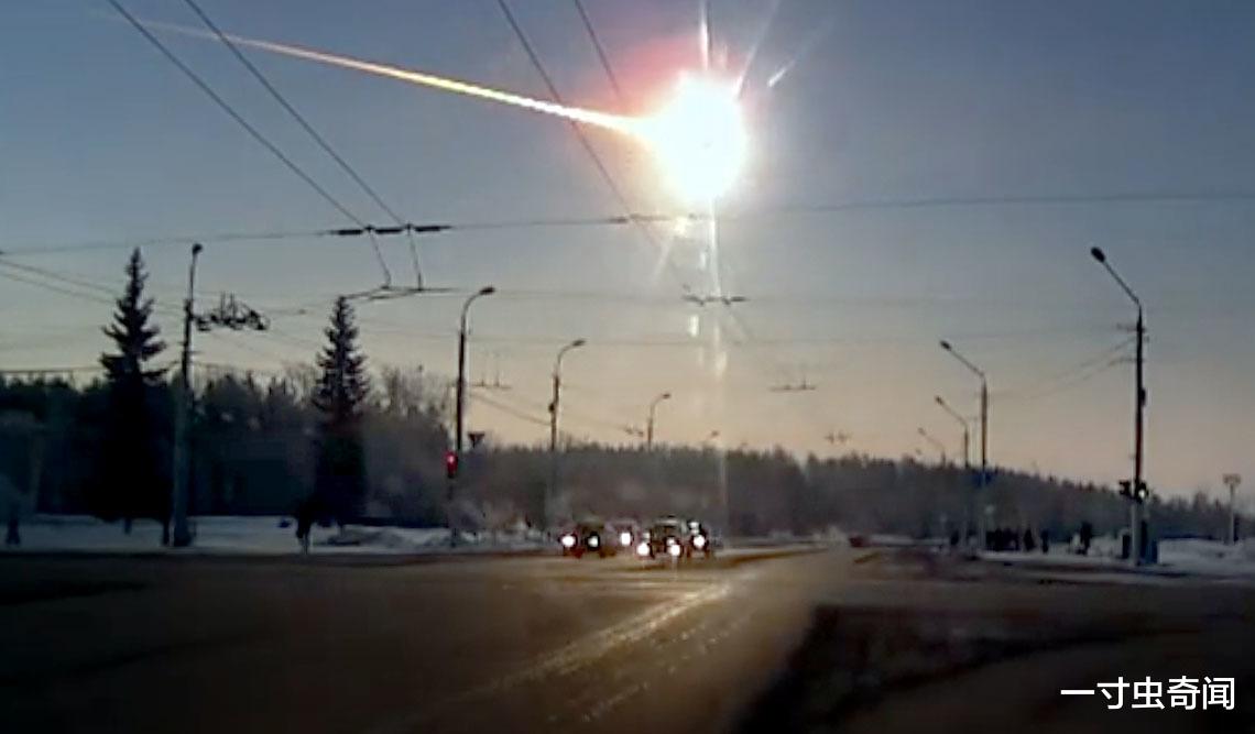 谁在暗中保护地球？2013年俄罗斯巨型陨石落地前，被神秘物体击穿