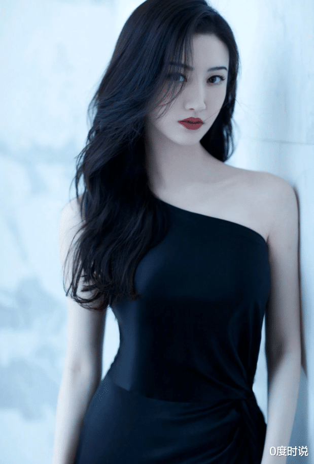 0度时说|景甜又因身材上热搜,黑色长裙秀丰腴体态,难怪张继科主动追求她