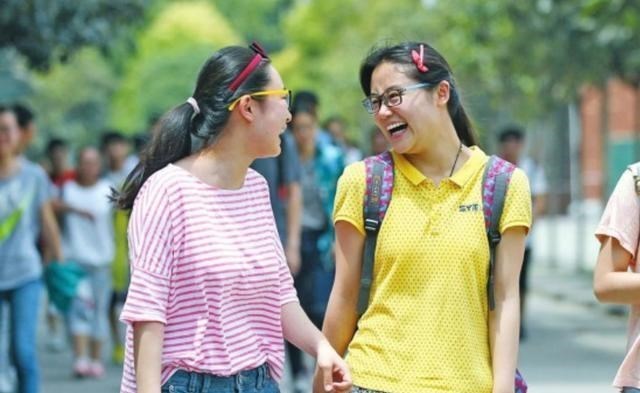 依科育儿吧|女生高考估分638分,父母开心设宴,成绩出来一家人尴尬躲邻居