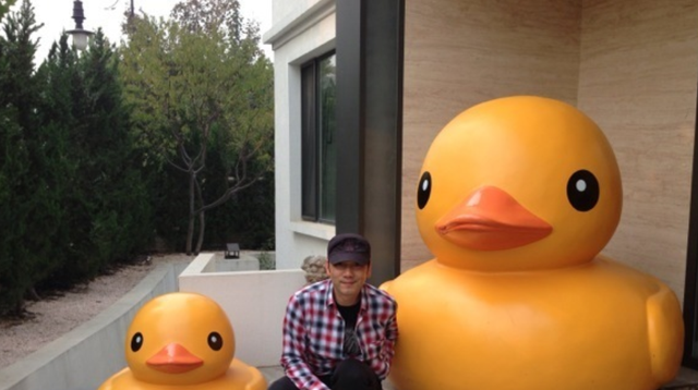 |参观林依轮现实住的豪宅,厨房配套设施齐全,可他平时却只吃火锅