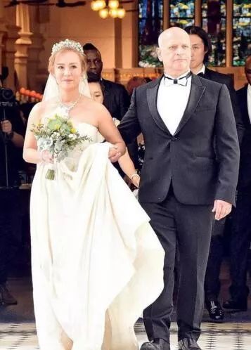 翁静晶|小三的彪悍：让原配主动让位，55岁再婚嫁豪门，她靠自己活成传奇