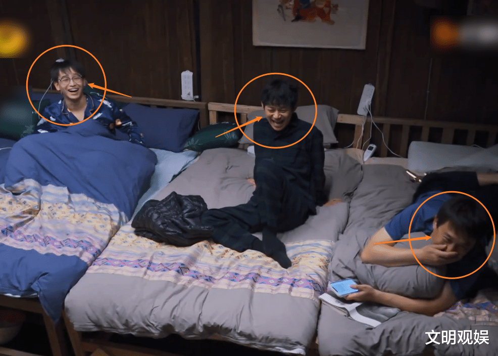 张艺兴|张艺兴发现和杨紫睡衣撞同款，下意识举动被拍下，关系如何藏不住